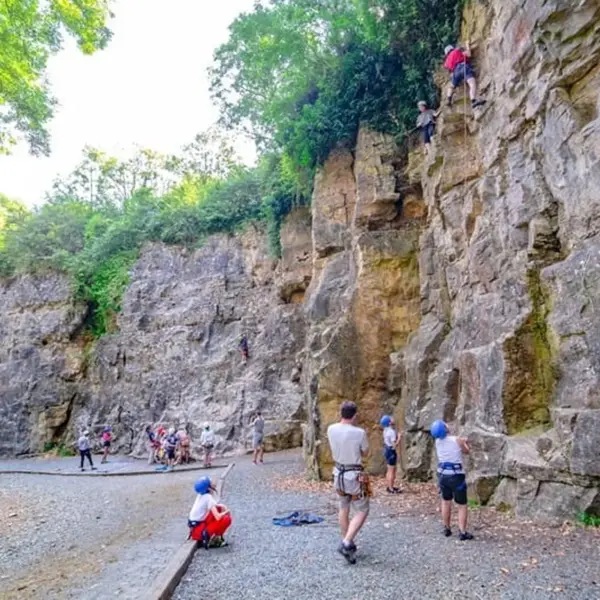 Groupe pratiquant l’escalade sur falaise rocheuse