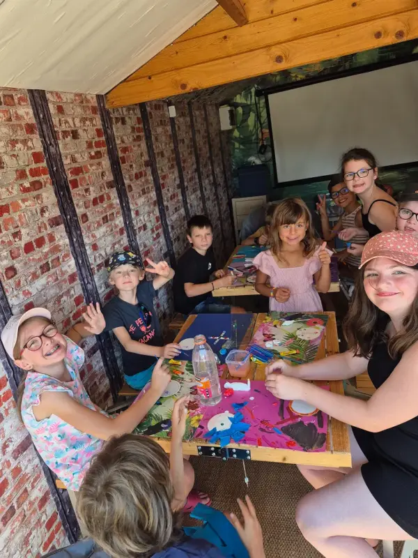 Enfants faisant des activités manuelles autour d’une table