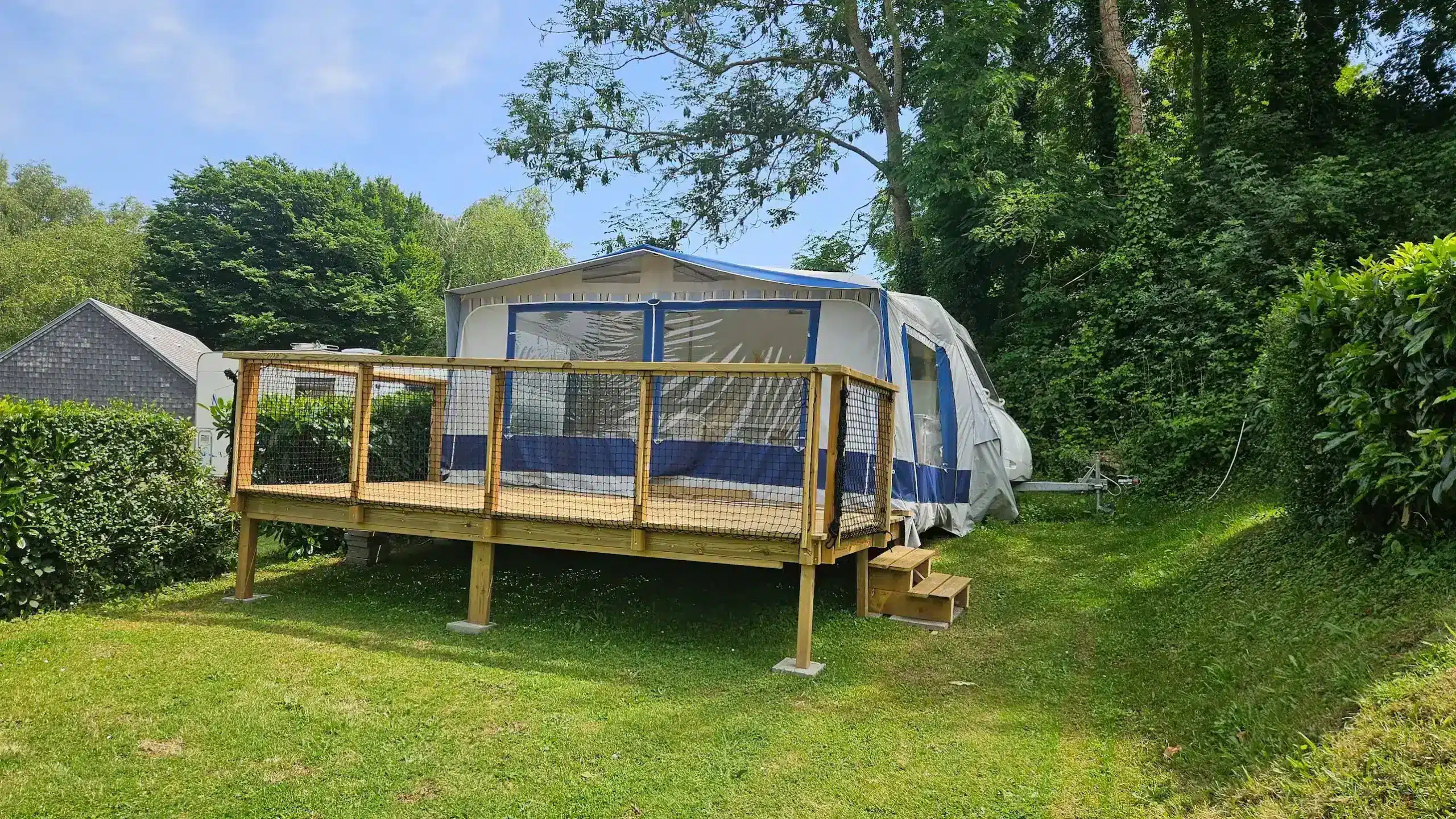 Tente lodge sur terrasse en bois
