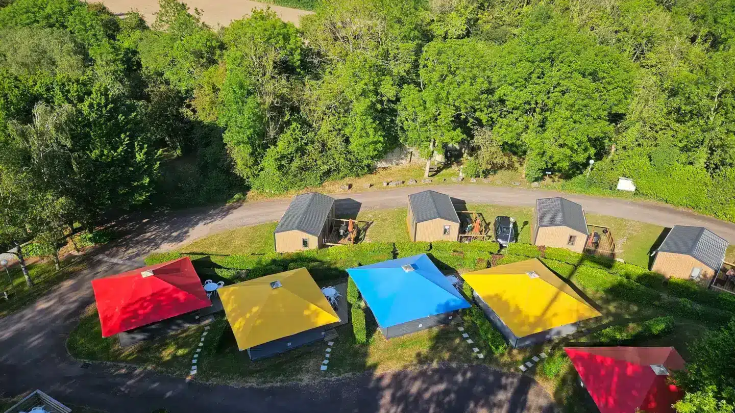 Vue aérienne de cabanes colorées en pleine nature