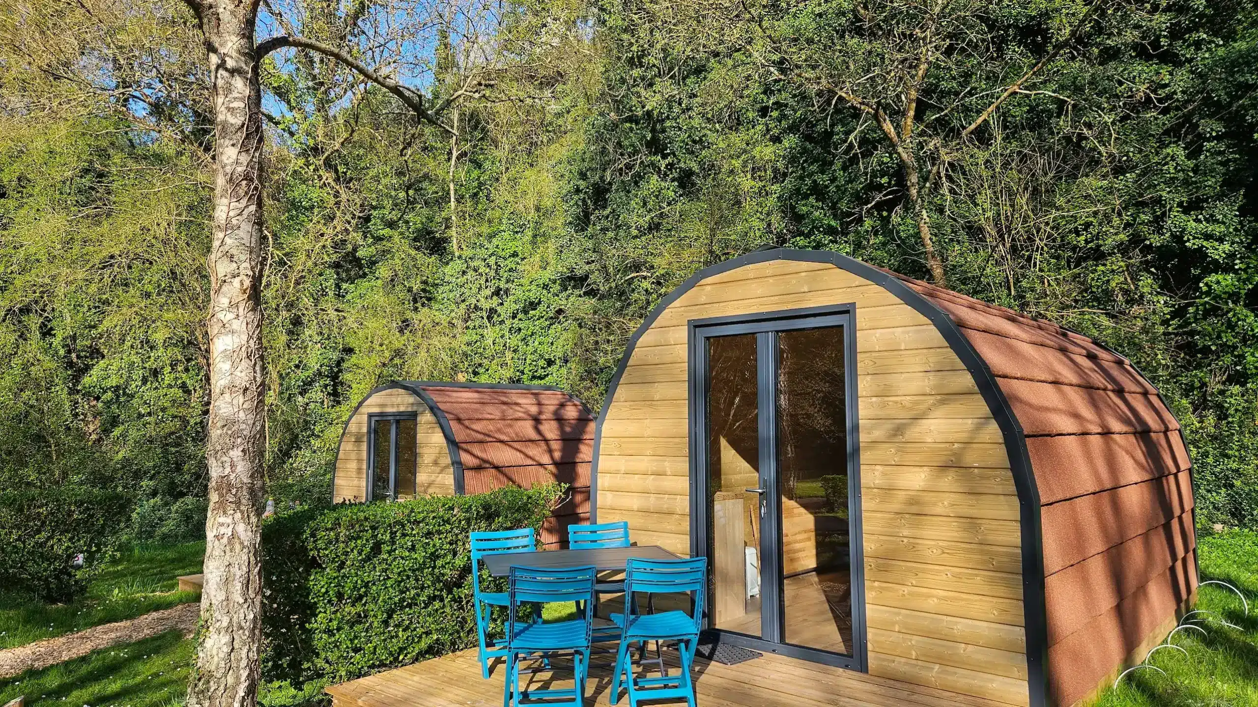 Cabanes en bois modernes en pleine forêt