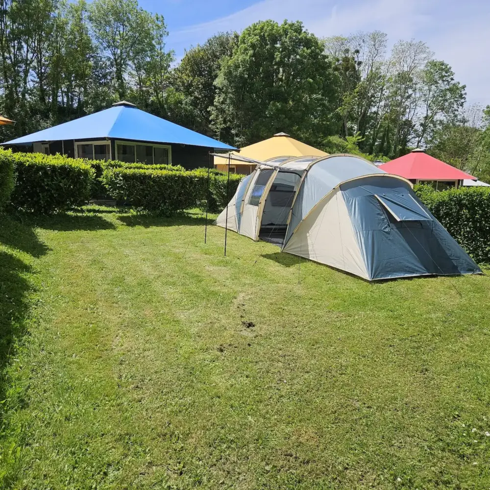 Tente de camping sur pelouse verdoyante