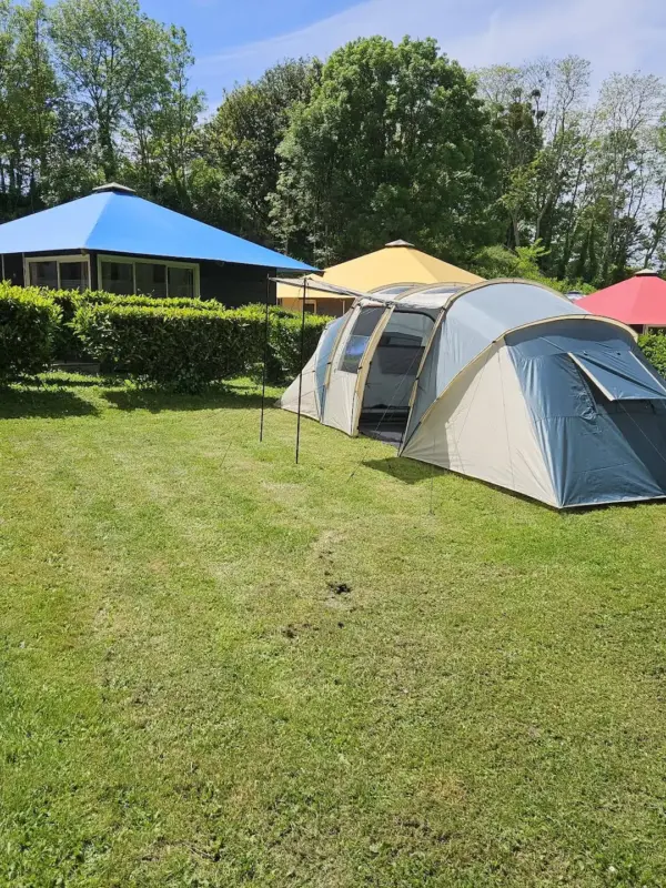 Tente de camping sur pelouse verdoyante