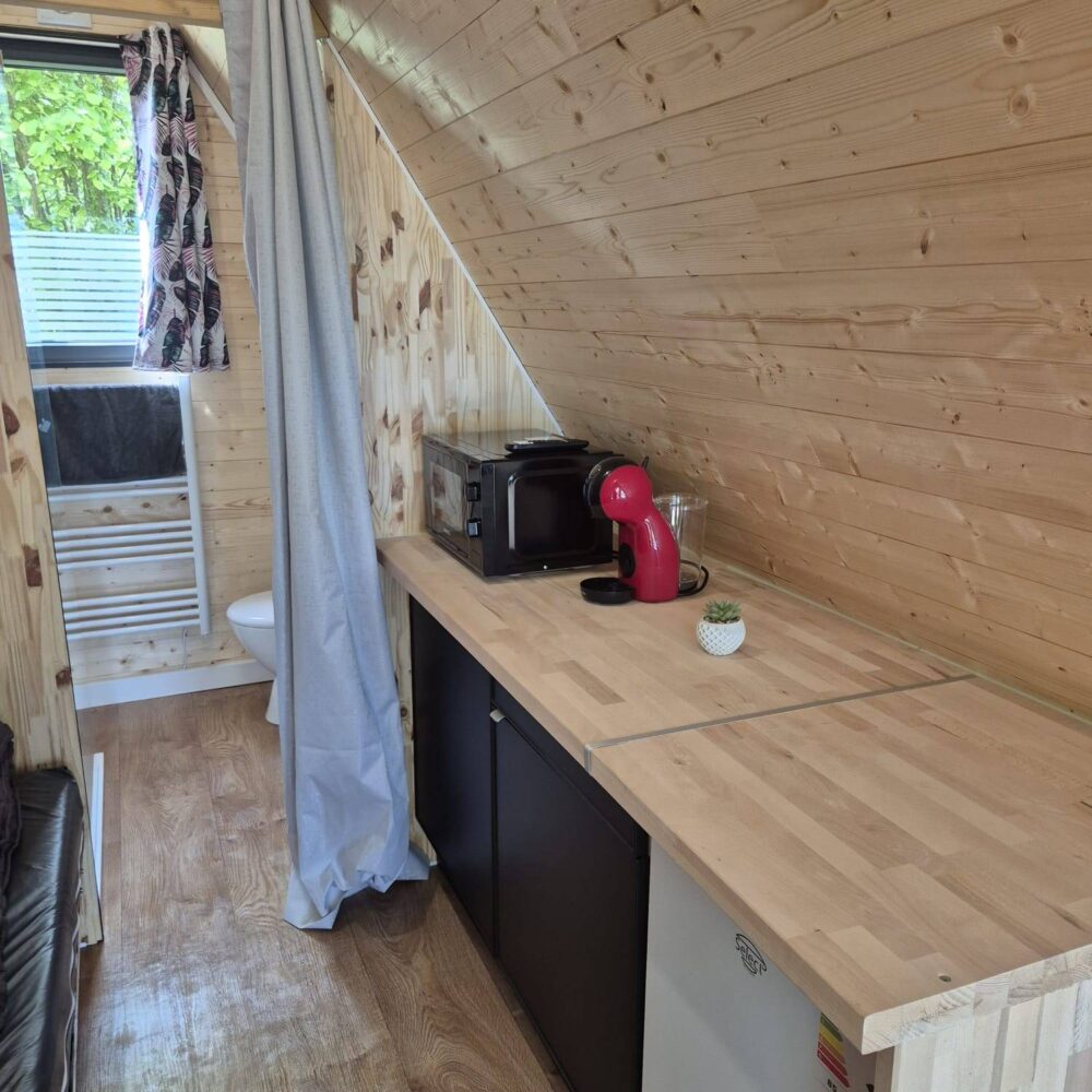 Kitchenette en bois avec micro-ondes et cafetière