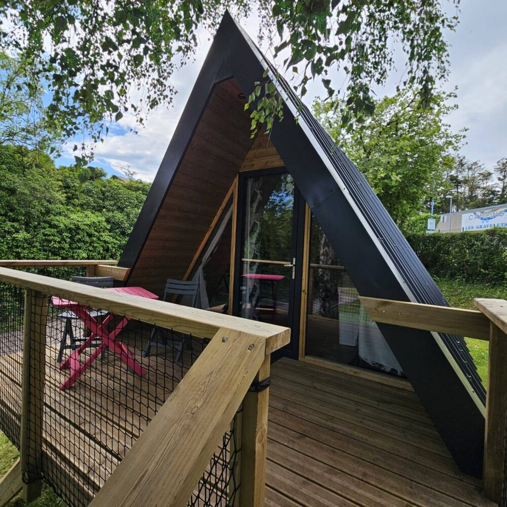 Chalet en A avec terrasse en bois