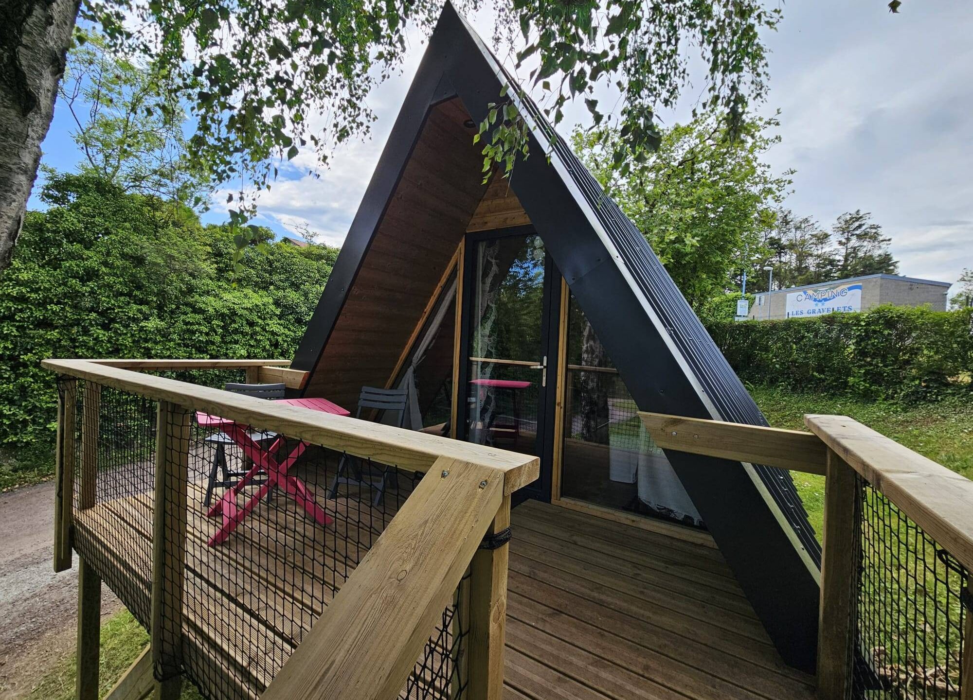 Chalet en A avec terrasse en bois